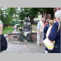 905-1805 Ostpreussenreise 2008. Das Kopernikusdenkmal in Allenstein ist stets von Touristen umlagert.jpg